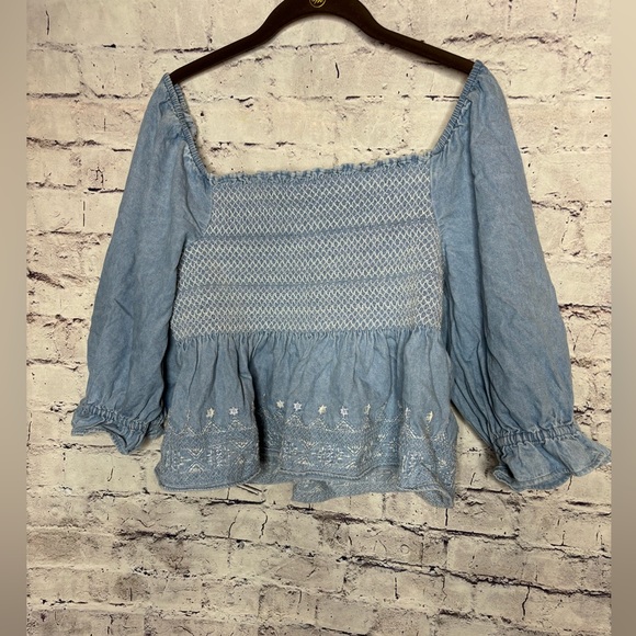 American Eagle Outfitters Tops - Medium American eagle cropped blue top with embroidered white detail